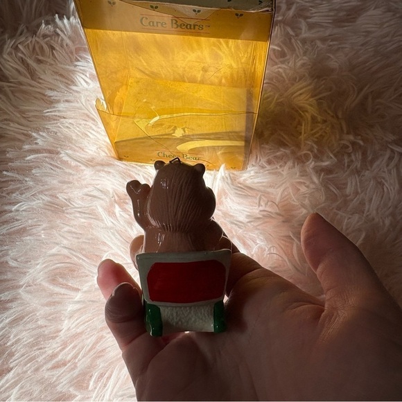 1984 CARE BEAR: Cheer Bear in Sleigh / Original AGC Ceramic Christmas Ornament - Picture 3 of 5